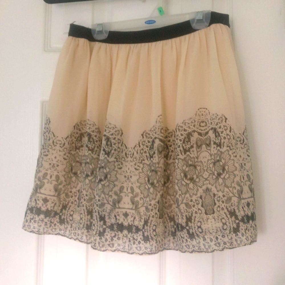 3/$30 AEO Cream and Black Lace Print Skirt